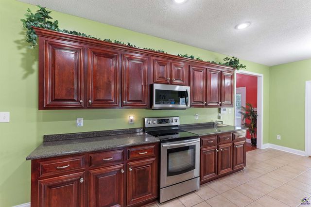 221 Hathersage Drive, Kathleen, GA 31047
