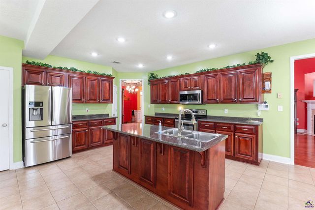 221 Hathersage Drive, Kathleen, GA 31047