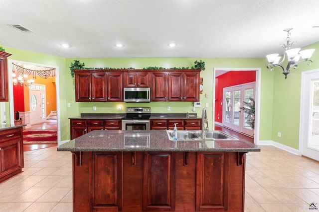 221 Hathersage Drive, Kathleen, GA 31047
