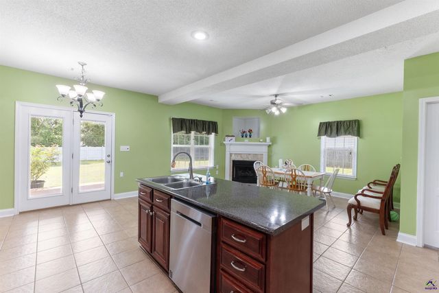 221 Hathersage Drive, Kathleen, GA 31047