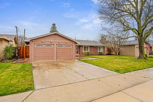 2500 Mira Flores Dr, Turlock, CA 95380