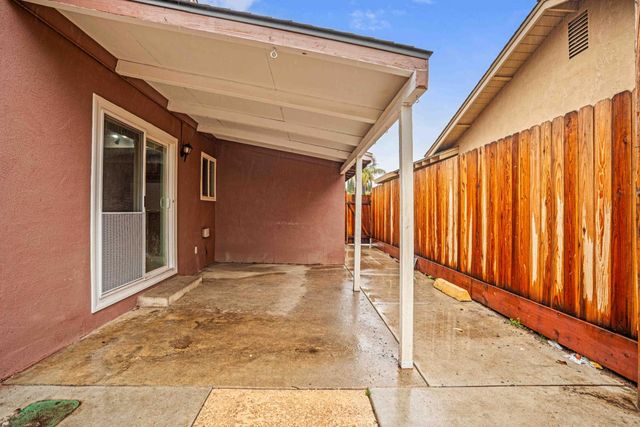 2500 Mira Flores Dr, Turlock, CA 95380