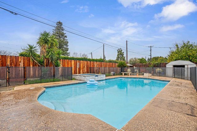 2500 Mira Flores Dr, Turlock, CA 95380