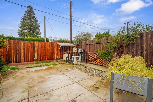 2500 Mira Flores Dr, Turlock, CA 95380