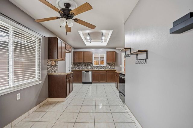 2500 Mira Flores Dr, Turlock, CA 95380