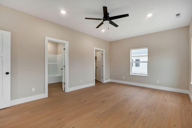 1137b N Dickerson Avenue, Springfield, MO 65803