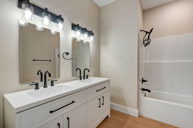 1137b N Dickerson Avenue, Springfield, MO 65803