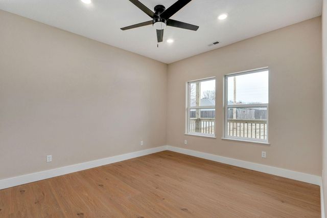 1137b N Dickerson Avenue, Springfield, MO 65803