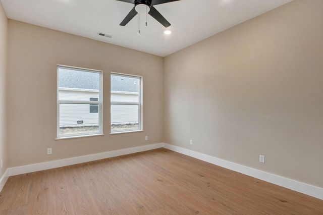 1137b N Dickerson Avenue, Springfield, MO 65803