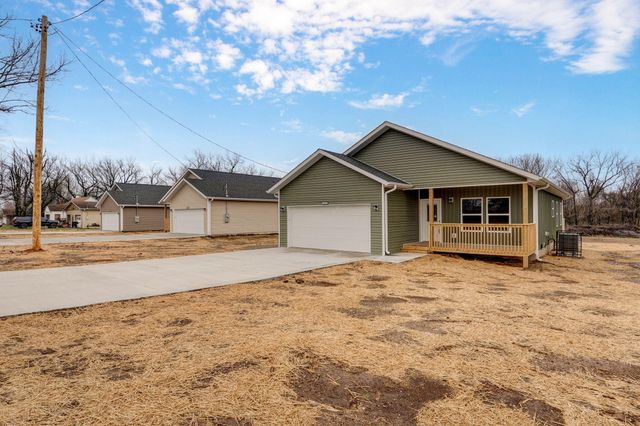 1137b N Dickerson Avenue, Springfield, MO 65803