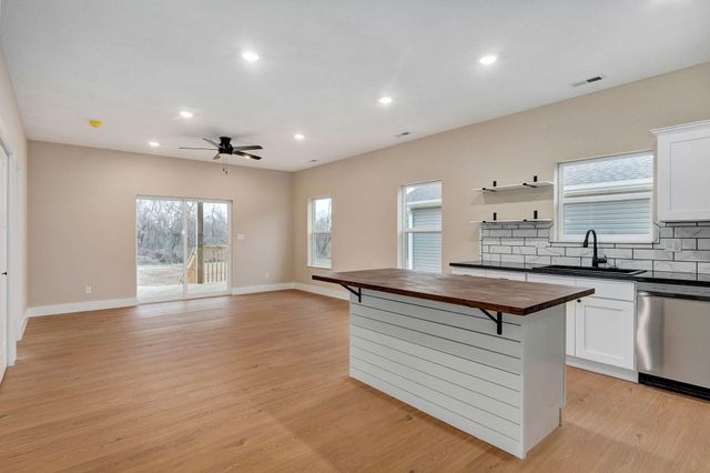 1137b N Dickerson Avenue, Springfield, MO 65803