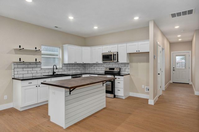 1137b N Dickerson Avenue, Springfield, MO 65803