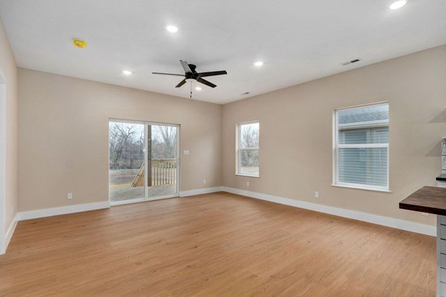 1137b N Dickerson Avenue, Springfield, MO 65803