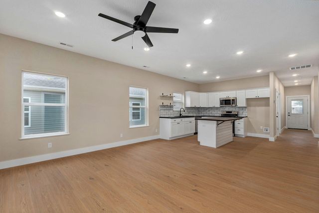 1137b N Dickerson Avenue, Springfield, MO 65803