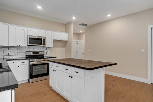 1137b N Dickerson Avenue, Springfield, MO 65803