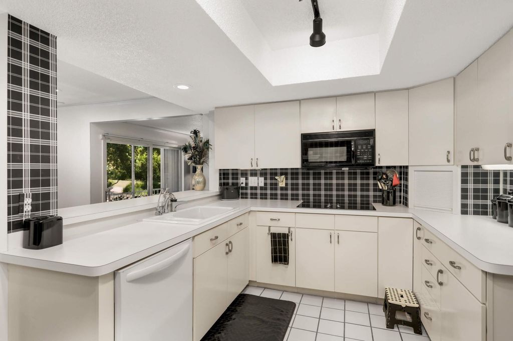 6105 Lincoln Drive 136, Edina, MN 55436 — photo 4