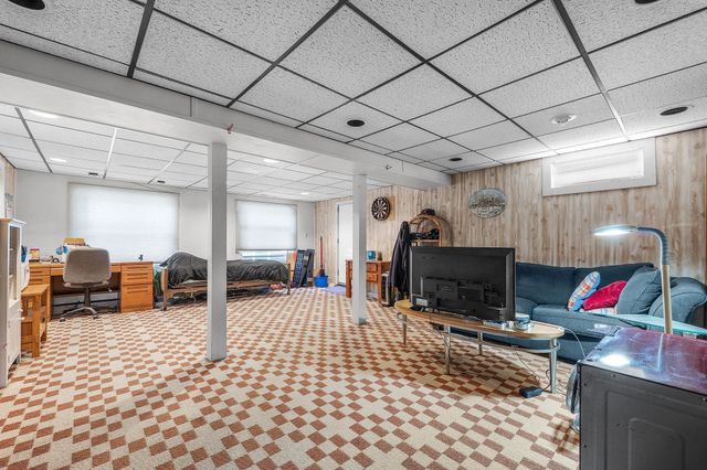 81 Lakeview Blvd, Plymouth, MA 02360