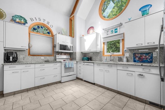 81 Lakeview Blvd, Plymouth, MA 02360