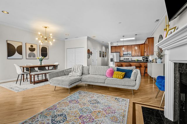 1109 W Belmont Avenue 4, Chicago, IL 60657