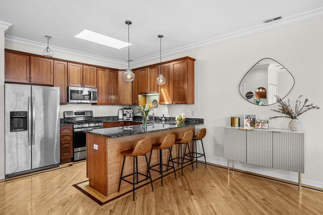 1109 W Belmont Avenue 4, Chicago, IL 60657