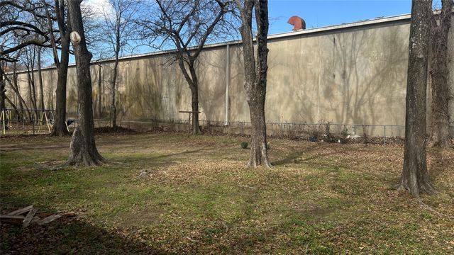 1325 E Sherman Street, Paris, TX 75460