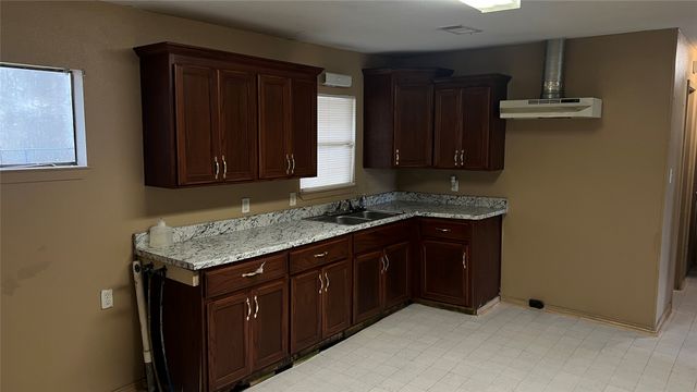 1325 E Sherman Street, Paris, TX 75460