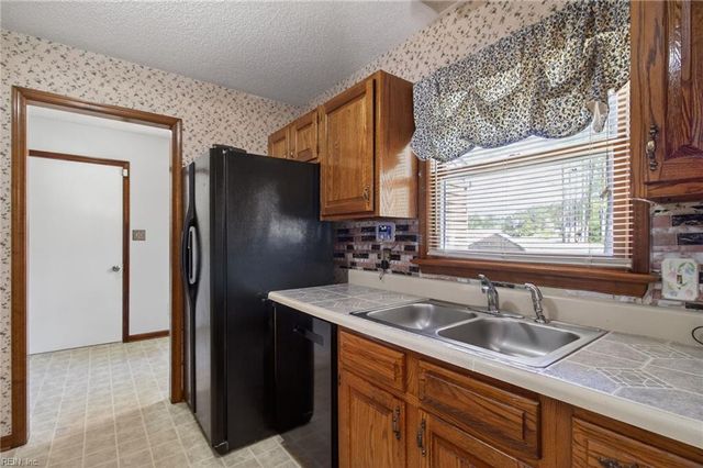 207 Oakwood Ln, Smithfield, VA 23430