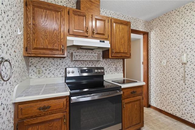 207 Oakwood Ln, Smithfield, VA 23430