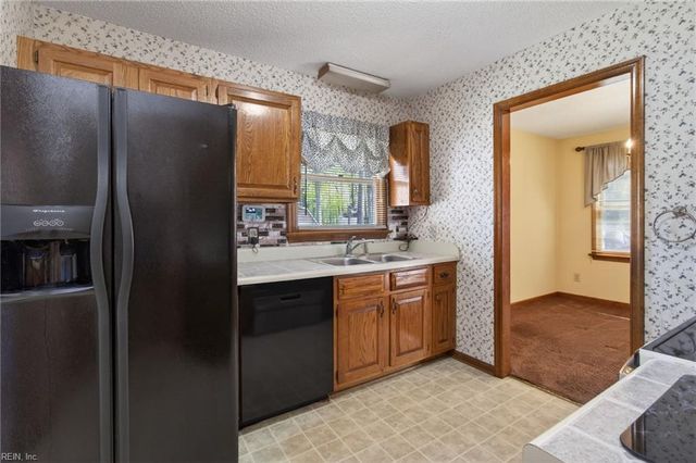 207 Oakwood Ln, Smithfield, VA 23430