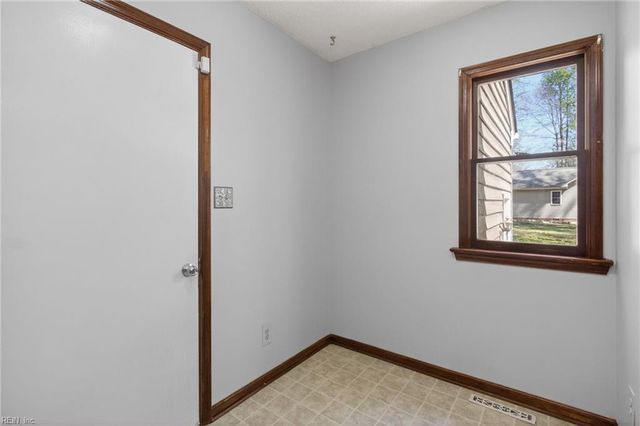 207 Oakwood Ln, Smithfield, VA 23430