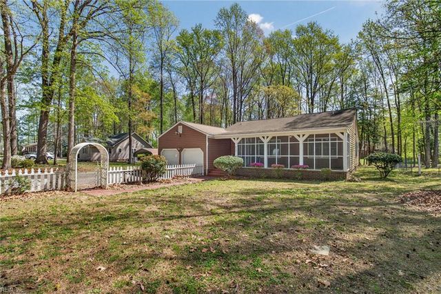 207 Oakwood Ln, Smithfield, VA 23430