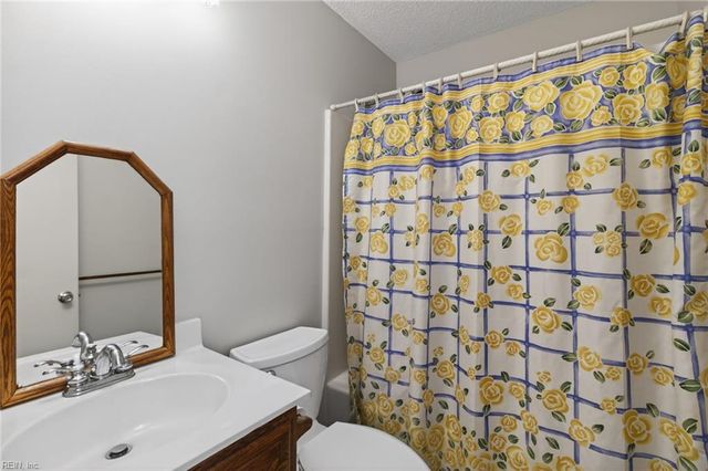 207 Oakwood Ln, Smithfield, VA 23430