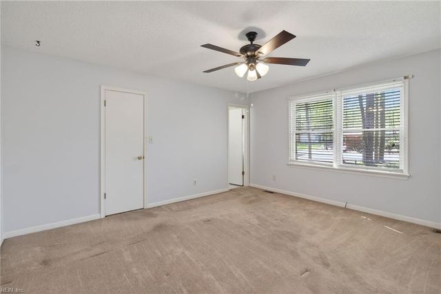 207 Oakwood Ln, Smithfield, VA 23430