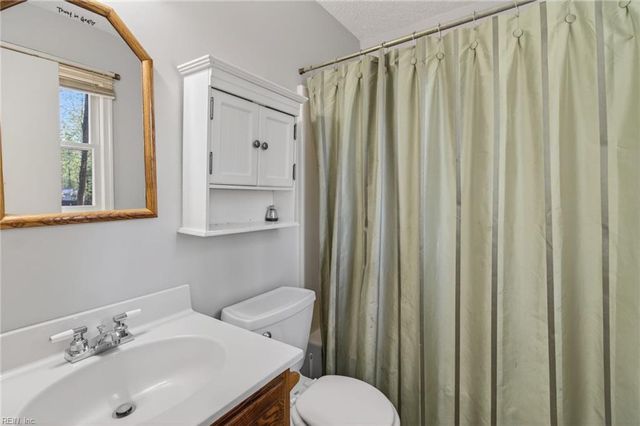 207 Oakwood Ln, Smithfield, VA 23430