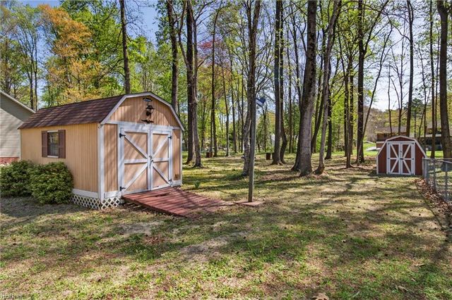 207 Oakwood Ln, Smithfield, VA 23430