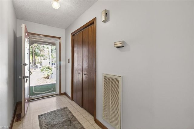 207 Oakwood Ln, Smithfield, VA 23430