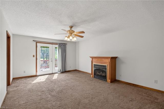 207 Oakwood Ln, Smithfield, VA 23430