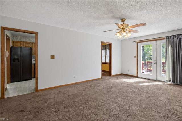 207 Oakwood Ln, Smithfield, VA 23430