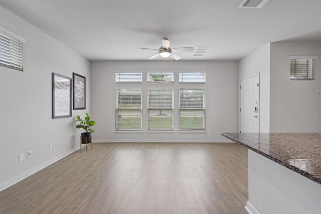 605 W South ST 32, Leander, TX 78641