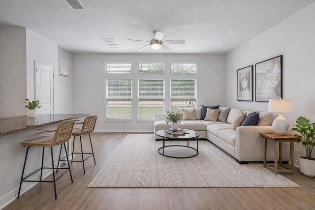 605 W South ST 32, Leander, TX 78641