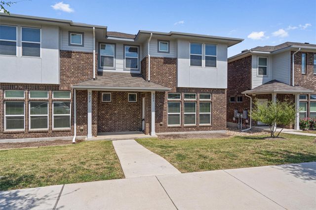 605 W South ST 32, Leander, TX 78641