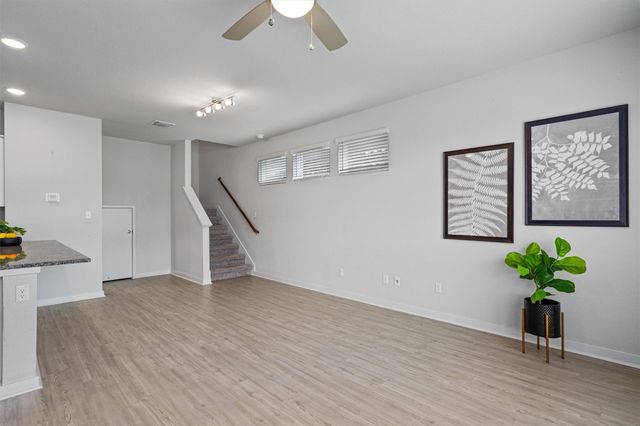 605 W South ST 32, Leander, TX 78641