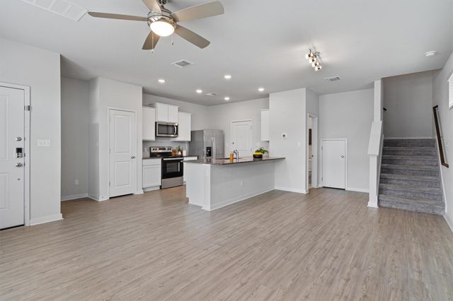 605 W South ST 32, Leander, TX 78641