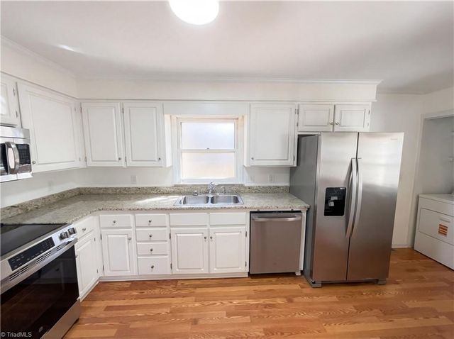 707 Willowmoore Avenue, Thomasville, NC 27360