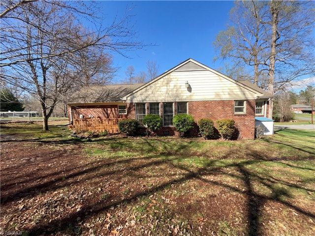 707 Willowmoore Avenue, Thomasville, NC 27360