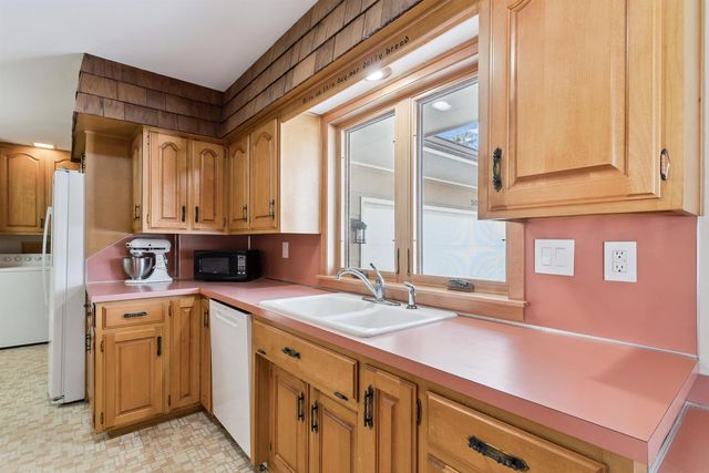 506 Alpine Drive, Waterloo, IA 50702