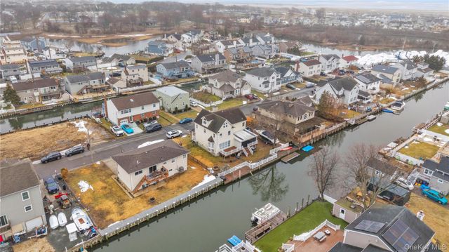 2666 Peconic Avenue, Seaford, NY 11783