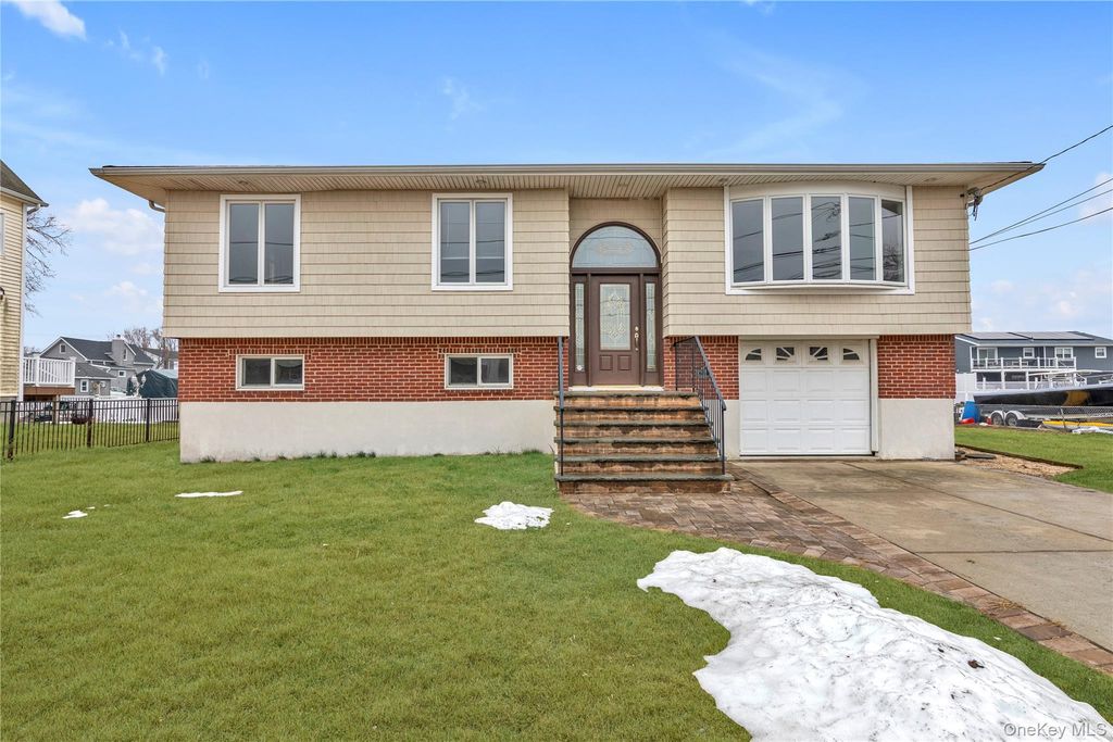 2666 Peconic Avenue, Seaford, NY 11783