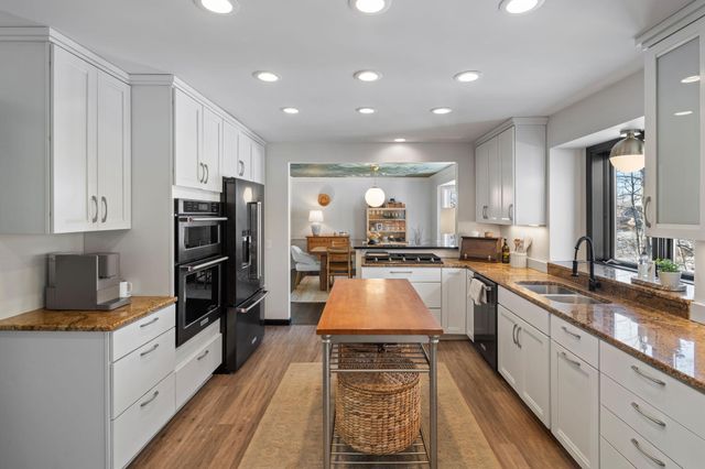 18300 8th Avenue N, Plymouth, MN 55447