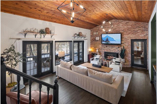 18300 8th Avenue N, Plymouth, MN 55447